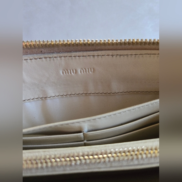 Miu Miu Cream Croc-Embossed Wallet - Picture 12 of 16